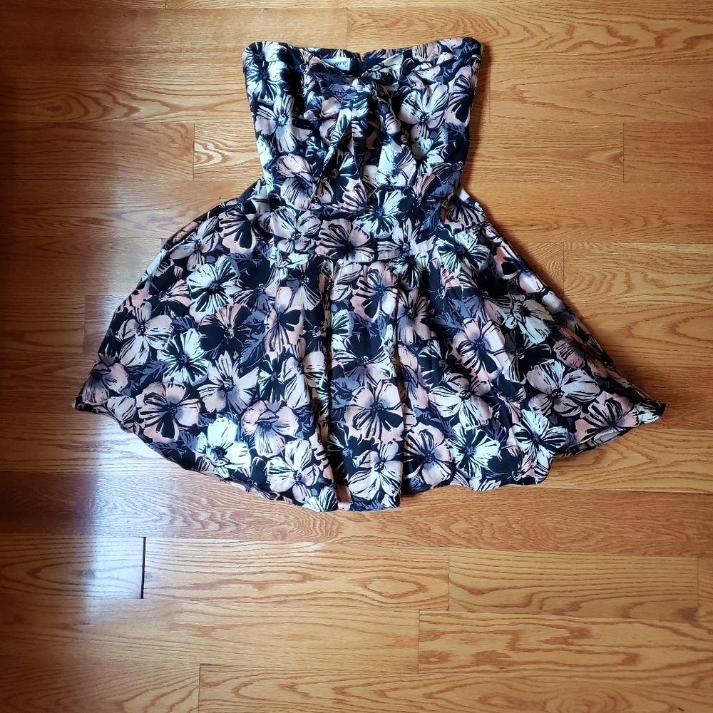 Dress - Picture 7 of 8